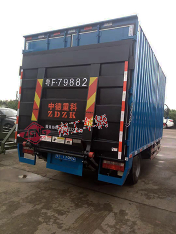 汽車尾板 汽車尾板