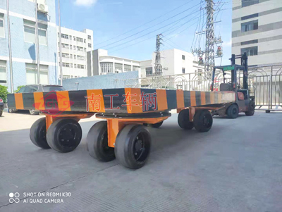 20噸重型平板拖車帶4個(gè)轉(zhuǎn)盤(pán)3I.jpg