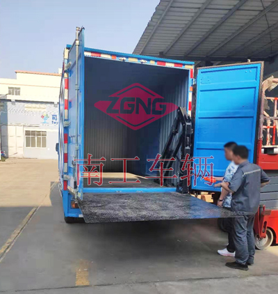 1675216976632195.jpg 1.5噸內(nèi)置汽車尾板2I.jpg