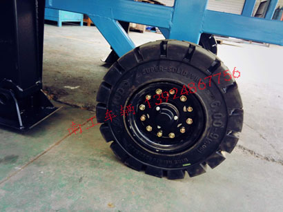 1676946513793909.jpg 8噸移動(dòng)式登車橋4I.jpg