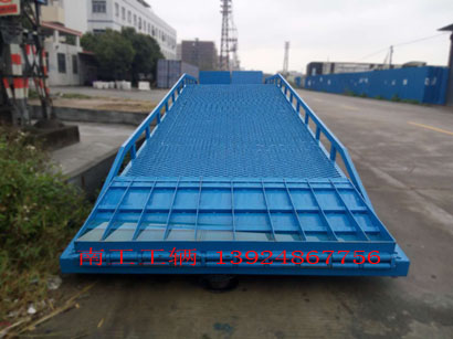 1677204864483857.jpg 16噸移動(dòng)式登車橋1I.jpg