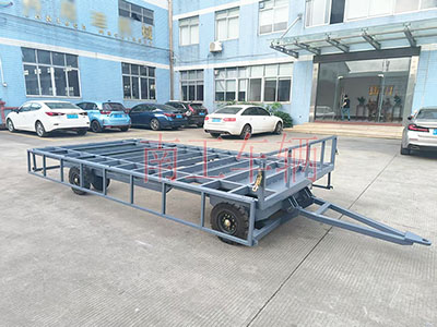 4噸骨架式平板拖車 帶下翻護(hù)欄工具拖車I.jpg