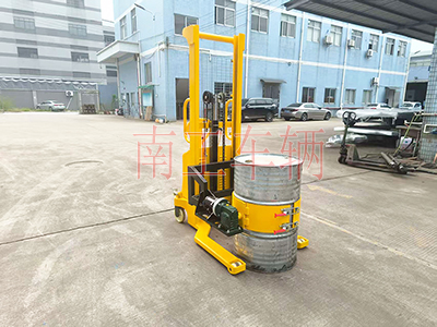 1760508527605684.jpg 0.5噸帶自動旋轉(zhuǎn)升降油桶車4I.jpg